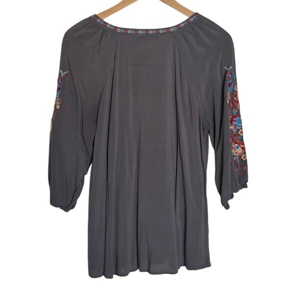 Andree Womens Gray Floral Embroidery Puff Sleeve Spilt V-Neck Blouse Size Medium - Picture 4 of 4